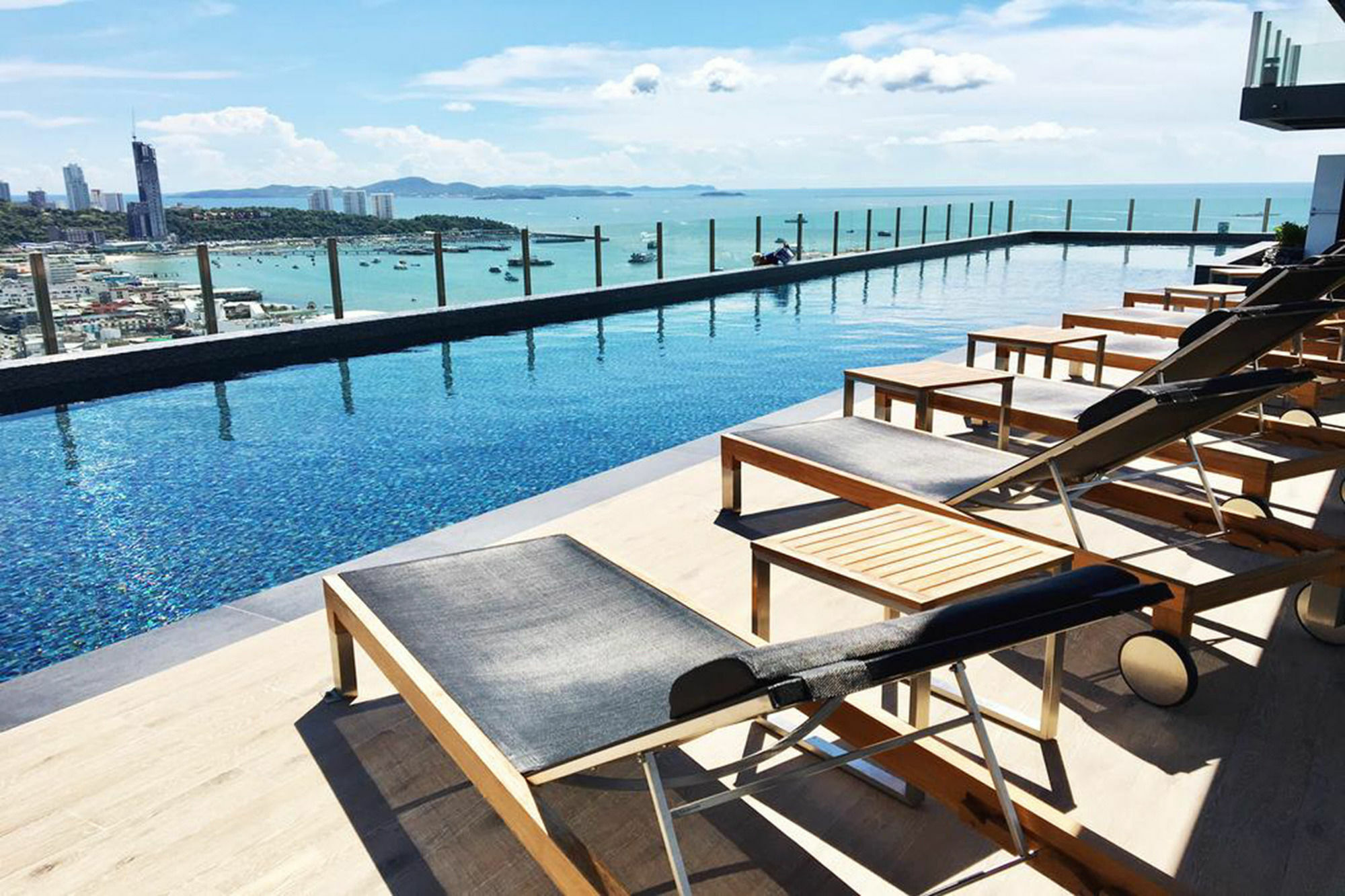 Favstay - The Base Central Паттая Екстер'єр фото